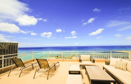 Massive 490sf Penthouse Lanai Beach Views         