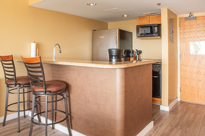 Full Granite Kitchen w/ Breakfast Bar