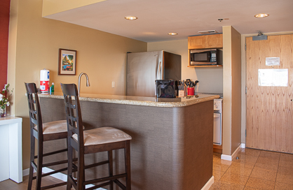 Full Kitchen and Breakfast Bar